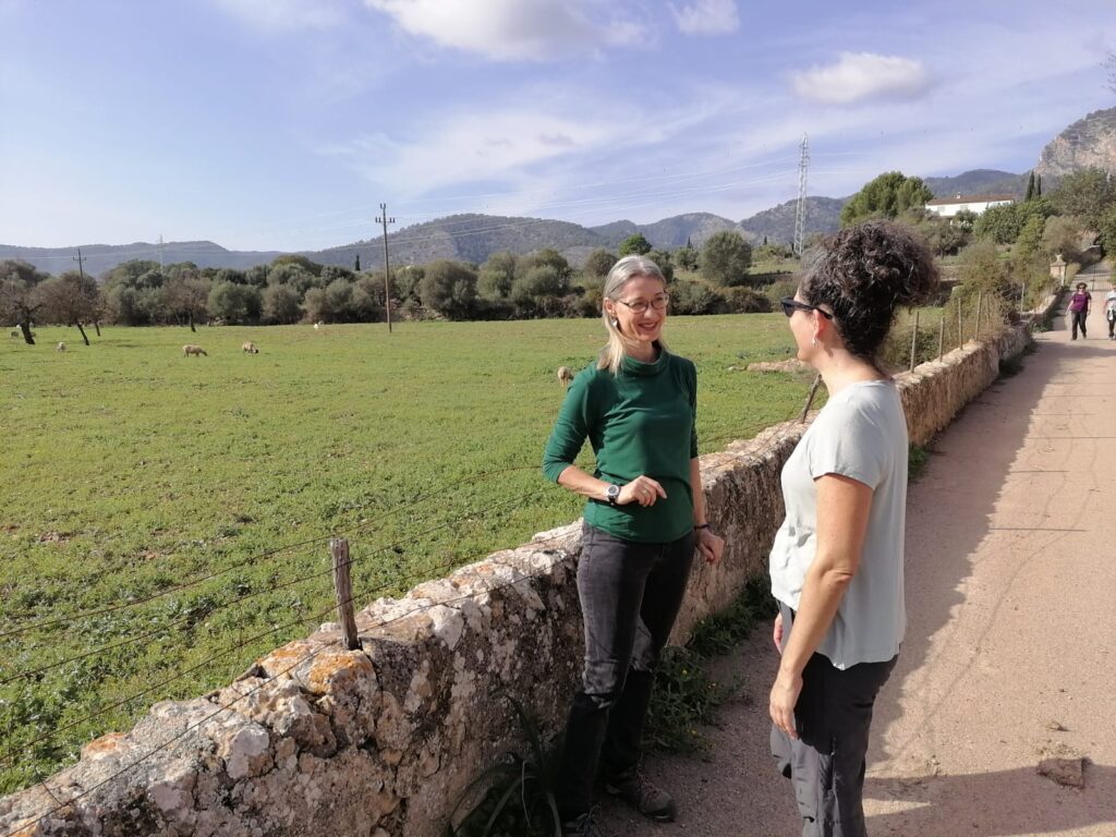Vanessa Gleede talking with a client outdoors in Mallorca